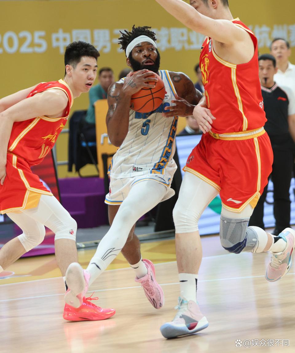 今夜浙江队备战意甲;篮板制胜细节曝光;话题不断;更衣室氛围转暖(三步篮和012部有什么区别)-爱游戏体育